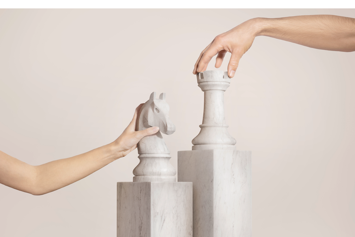 Schachfiguren beide Haende eine oben